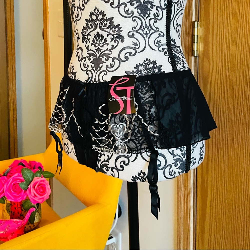Secret Treasures Holiday Garland Garter Lace Skirt Thong Underwear Size M